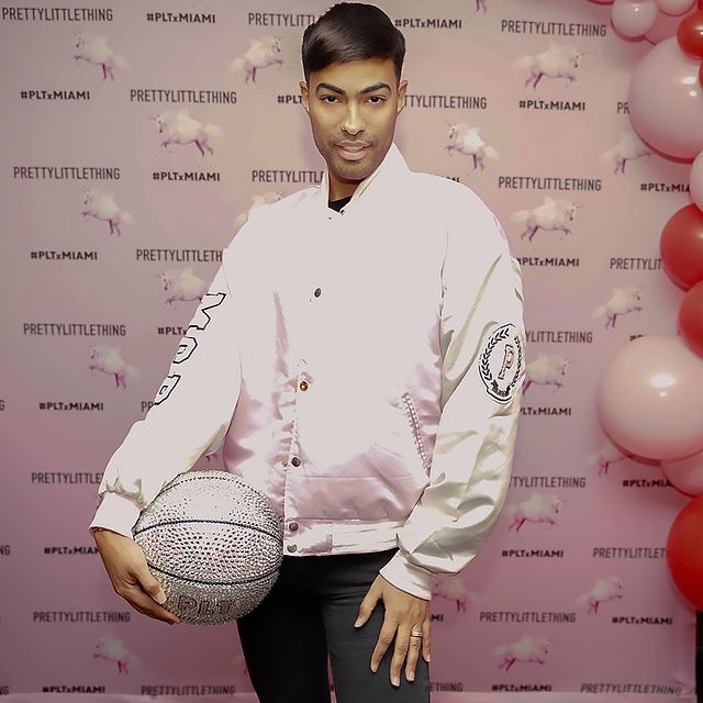  Pollito Tropical posing for his Instagram feed 